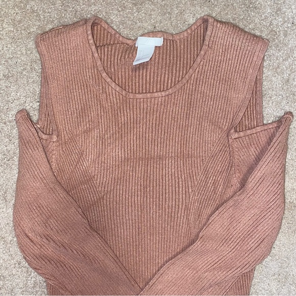 ribbed dress with cold shoulder - Picture 2 of 3